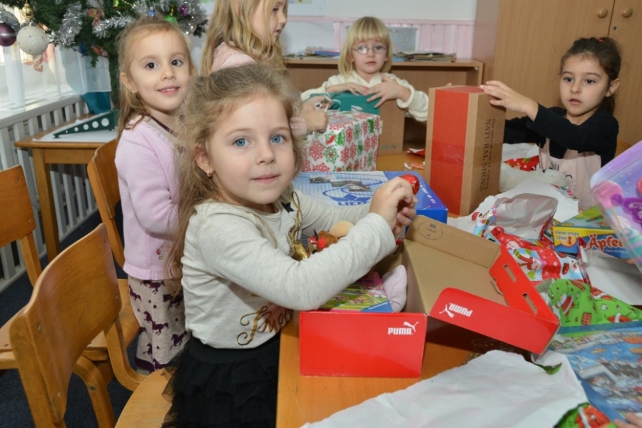 tl_files/dualingo_neu/News 2017 2018/Paeckchen_fuer_Kinder_in_Not_1.jpg